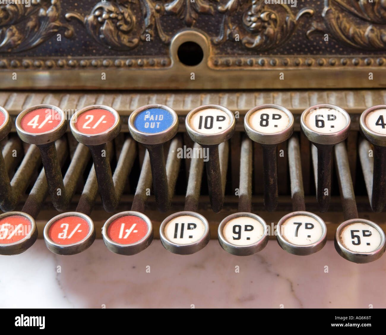 Vecchia cassa che mostra gli scellini e pence su tasti numerati Foto Stock
