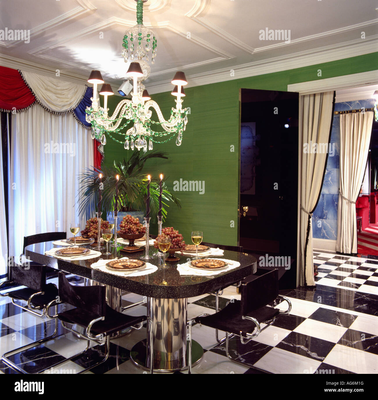 Lampadario nero sopra la tabella nel verde degli anni ottanta sala da pranzo di bianco e nero con piano scacchiera Foto Stock