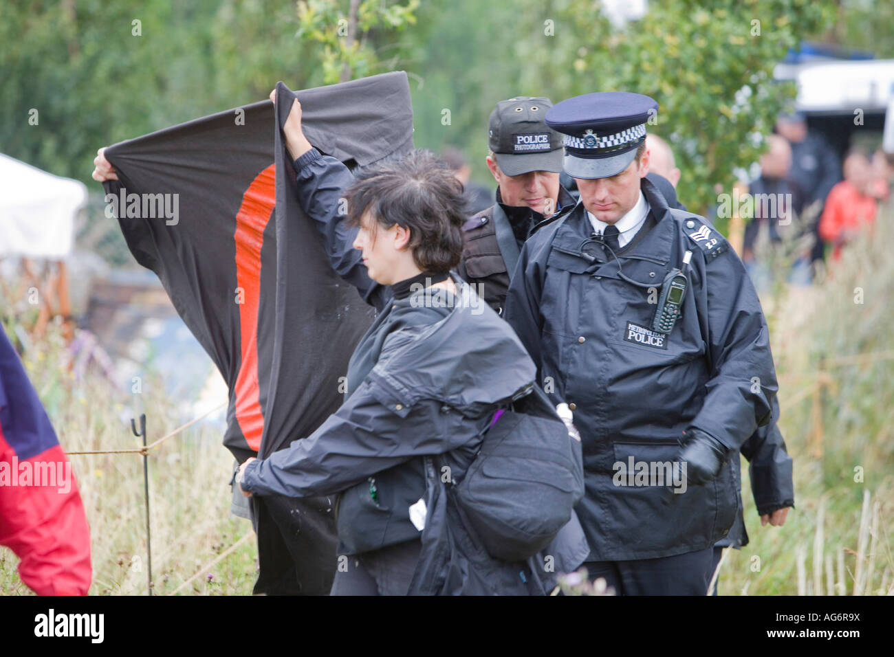 I manifestanti tentano di impedire la polizia di fotografi da fotografare i manifestanti presso il clima Camp, Heathrow, REGNO UNITO Foto Stock