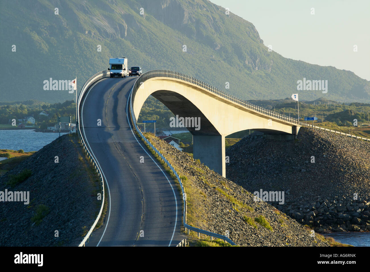 Il Atlantic Road More og Romsdal Norvegia con una vettura sul ponte Foto Stock