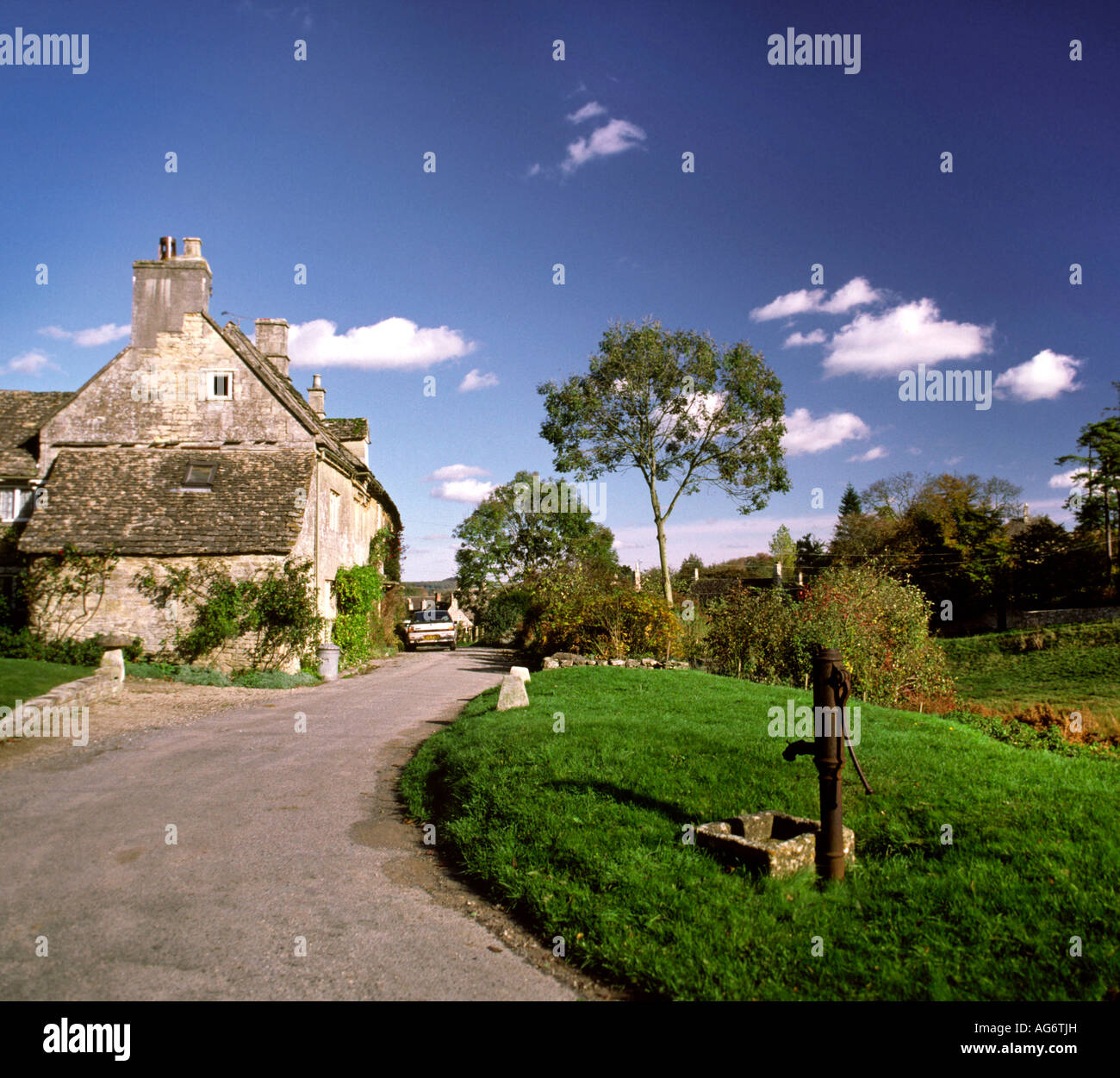 Regno Unito Gloucestershire poco Barrington ferro vecchio pompa acqua sul villaggio verde Foto Stock