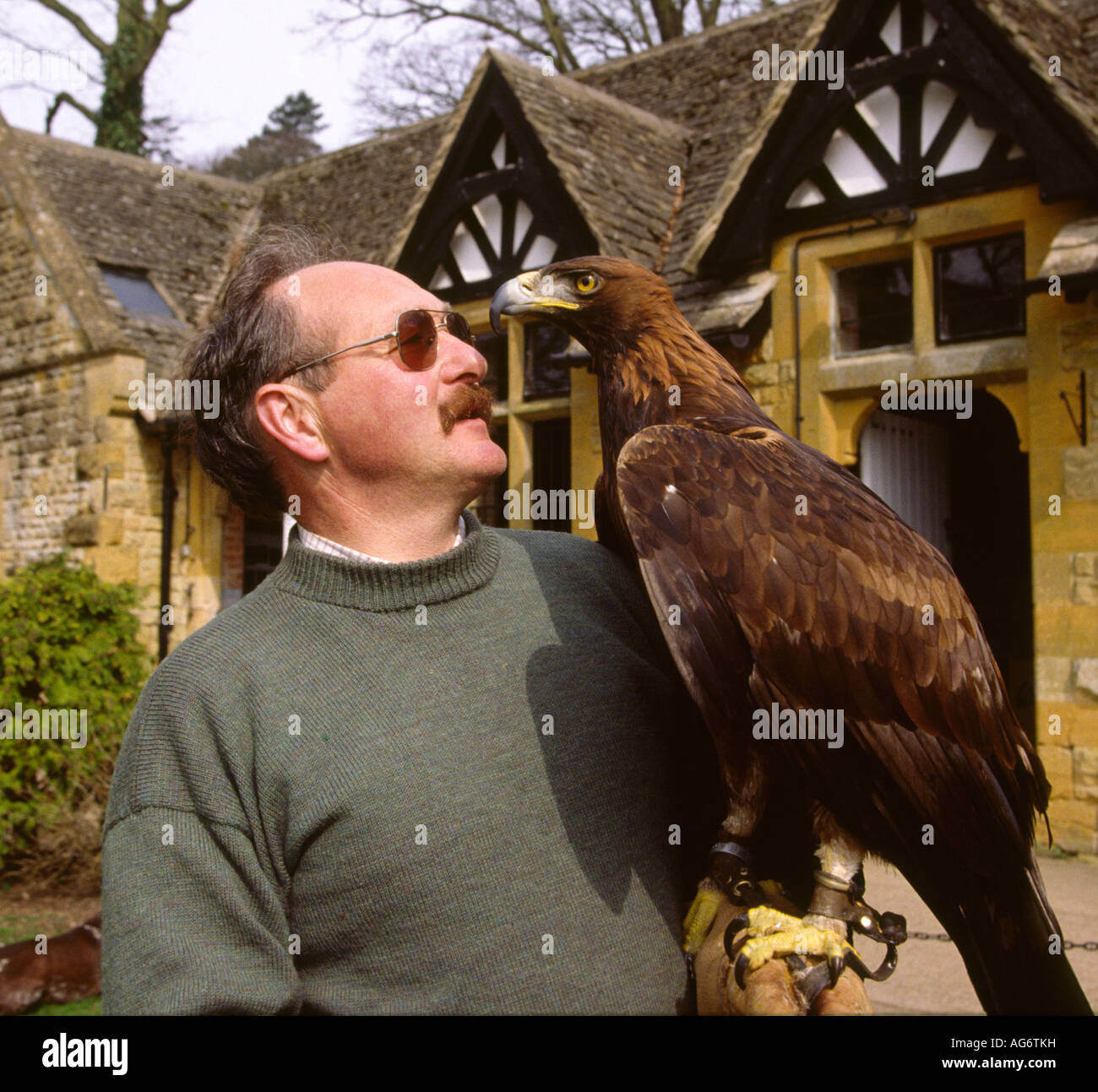 Regno Unito Gloucestershire Chipping Campden Cotswold Falconry Centre Geoff Dalton con Golden Eagle Foto Stock