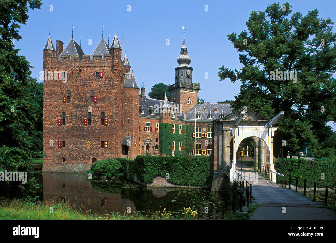 Paesi Bassi, Breukelen, Castello Nyenrode (in precedenza chiamato Nijenrode) lungo il fiume Vecht. Ubicazione di Nyenrode Business University. Foto Stock