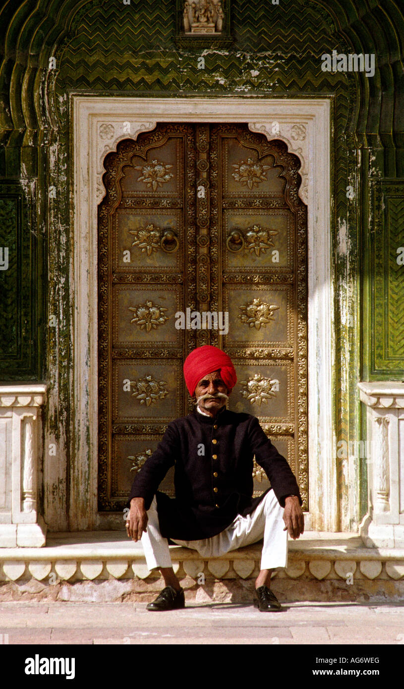 India Rajasthan Jaipur City Palace uniformata guard sat nel portale ornamentali Foto Stock