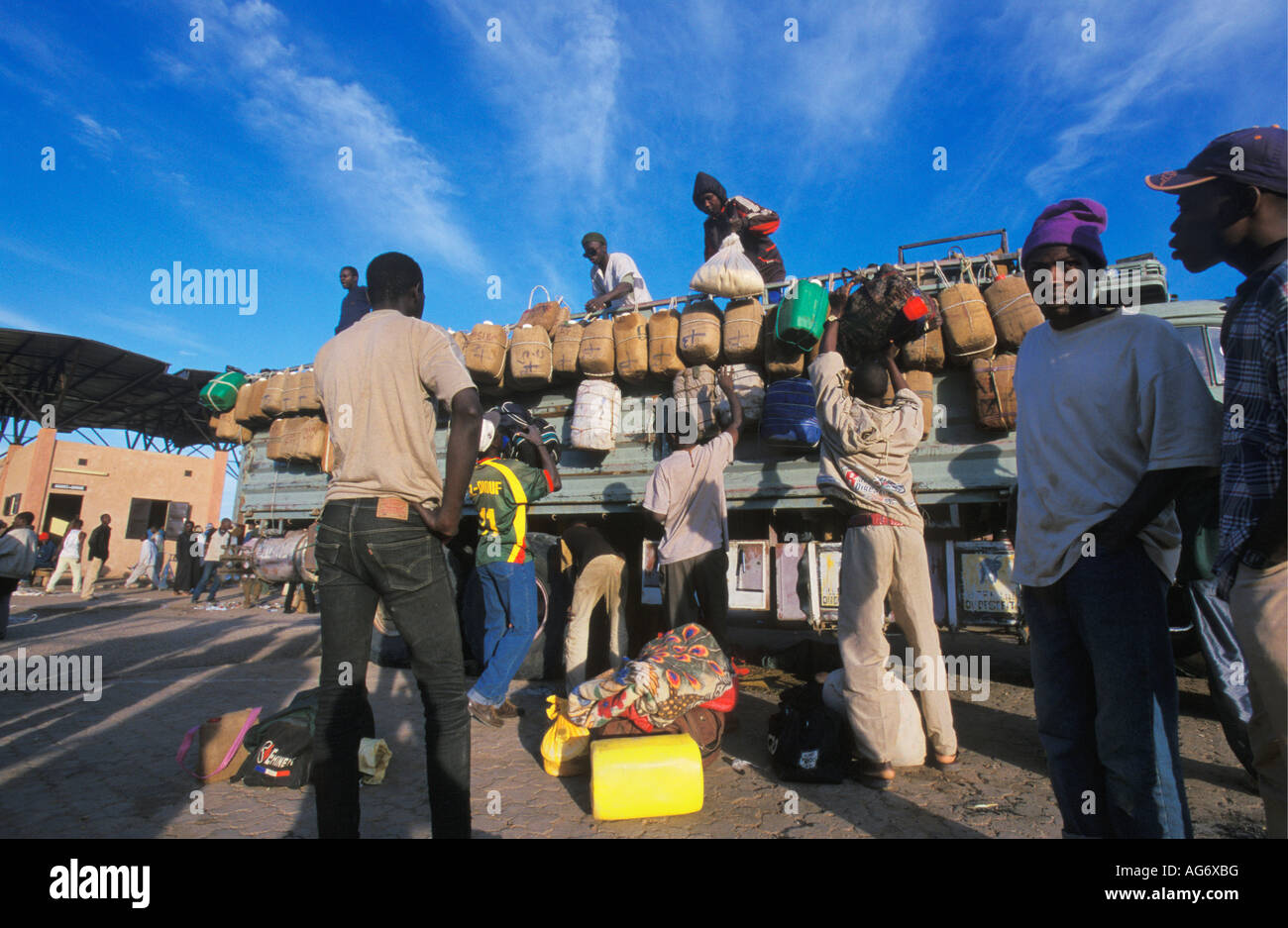 Niger Agadez giovani uomini africani unendo camion che li porterà in Libia per cercare lavoro Foto Stock