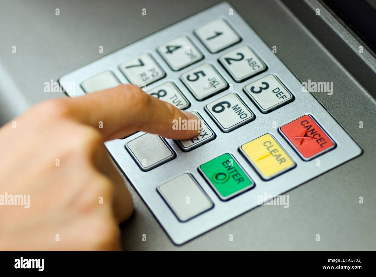 Codice di sicurezza essendo inserito in un sistema automatizzato di bancomat Foto Stock