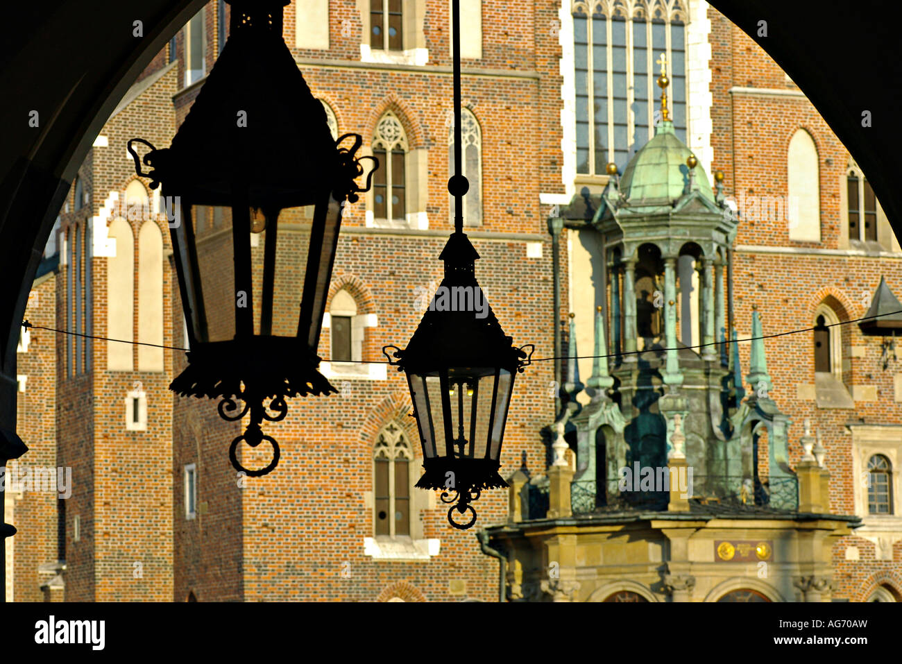 Guardando fuori dal centro della piazza cittadina verso la Chiesa di Cracovia in Polonia Foto Stock