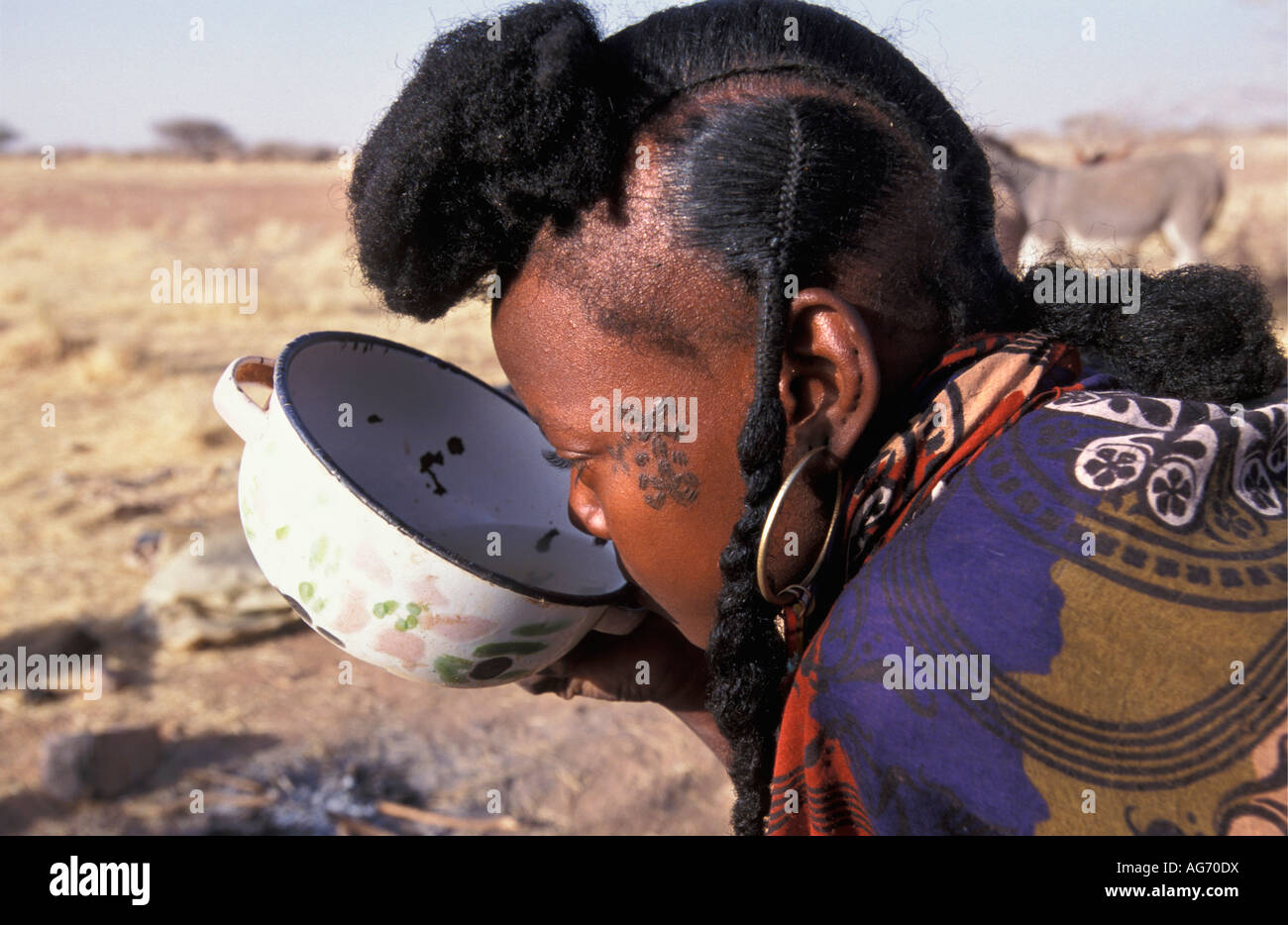 Il Niger nei pressi di Agadez donna della tribù Wodaabe acqua potabile tramite pan Foto Stock
