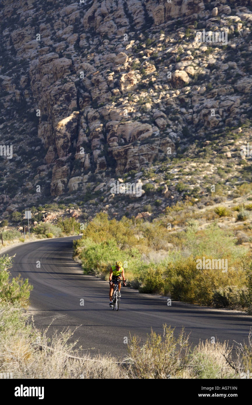 Una bike rider sulla guida panoramica attraverso il Red Rock Canyon a Las Vegas Nevada Foto Stock