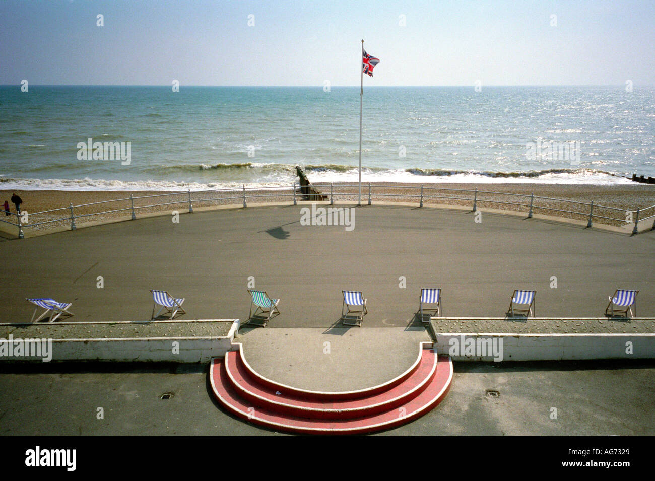 Vista del lungomare e la spiaggia a Bexhill sul mare in East Sussex con sedie a sdraio in primo piano Foto Stock