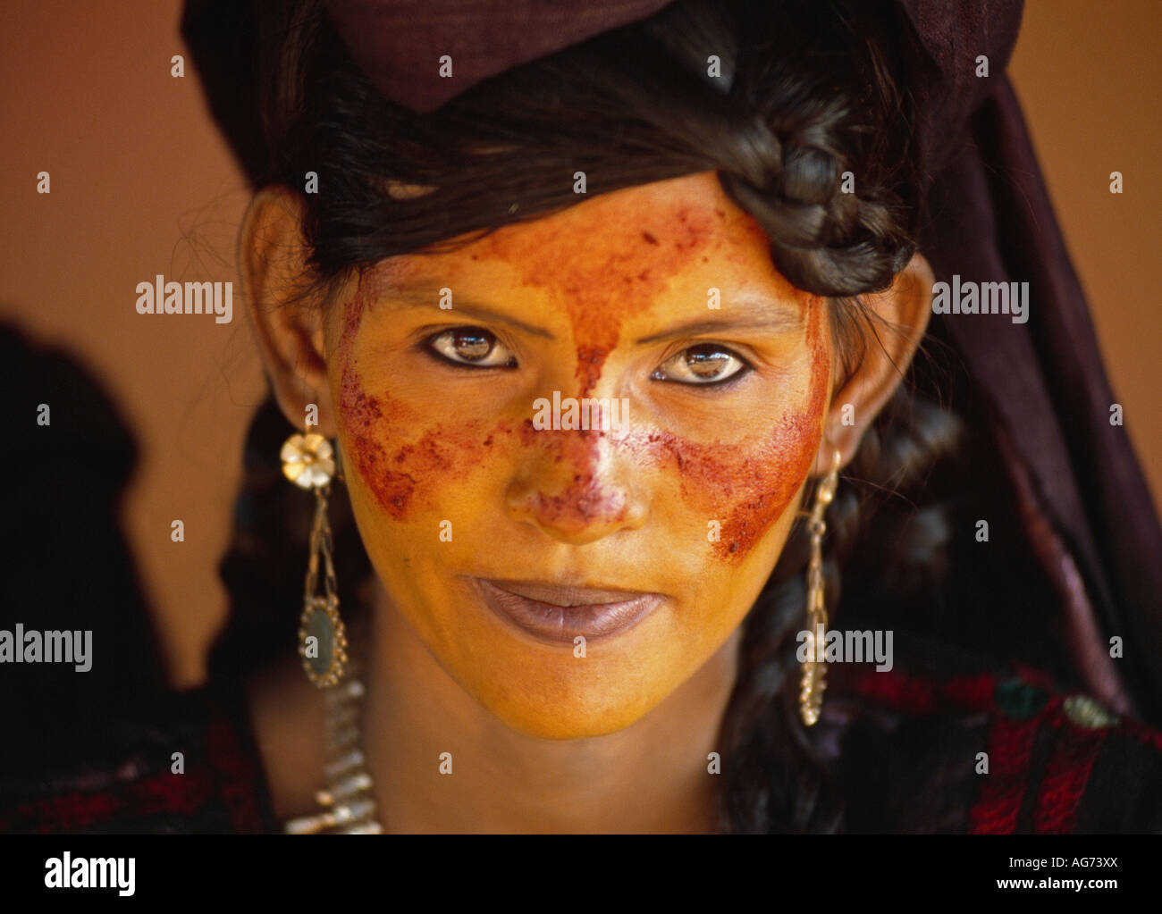 Il Niger nei pressi di Agadez faccia dipinta di giovane donna della tribù Tuareg e vestito per matrimonio Foto Stock