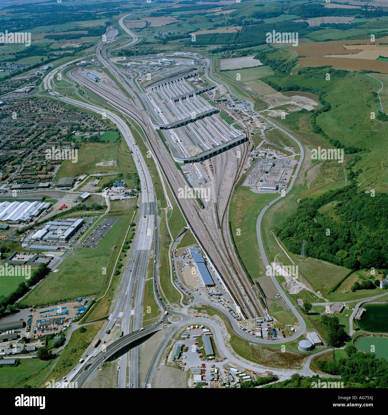 Vista aerea guardando a nord dell'Eurotunnel Terminal a Folkestone, Regno Unito. Il tunnel portale può essere visto in primo piano. Foto Stock