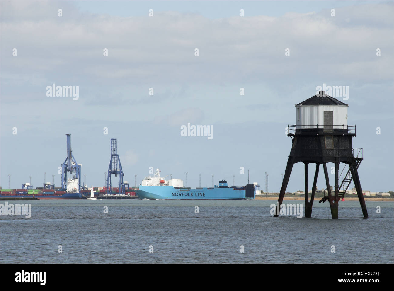 Harwich vecchio faro con felixstowe docks in Inghilterra in background Foto Stock