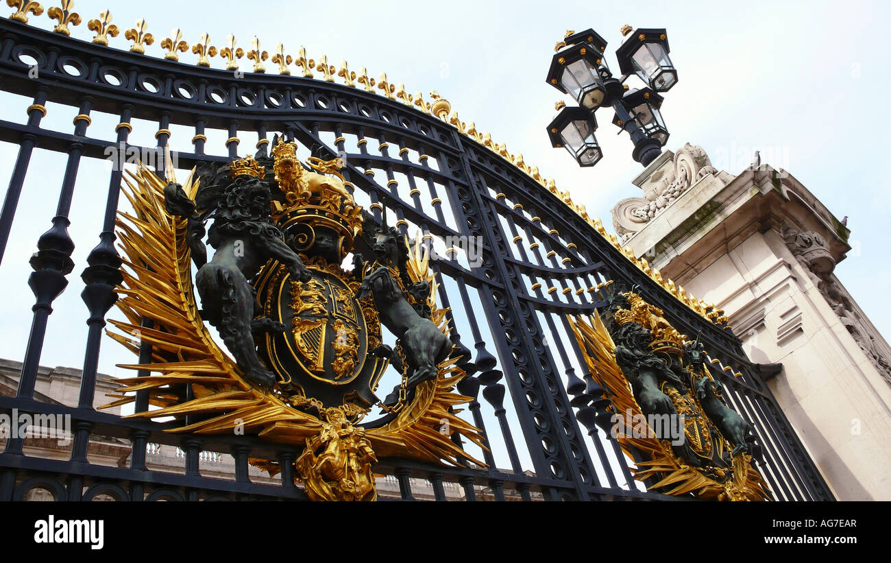Cancelli decorativo di Buckingham Palace di Londra Inghilterra, Regno Unito. Foto Stock