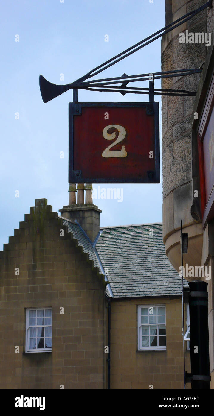 Il numero due segno sopra pub Scozzese. Foto Stock
