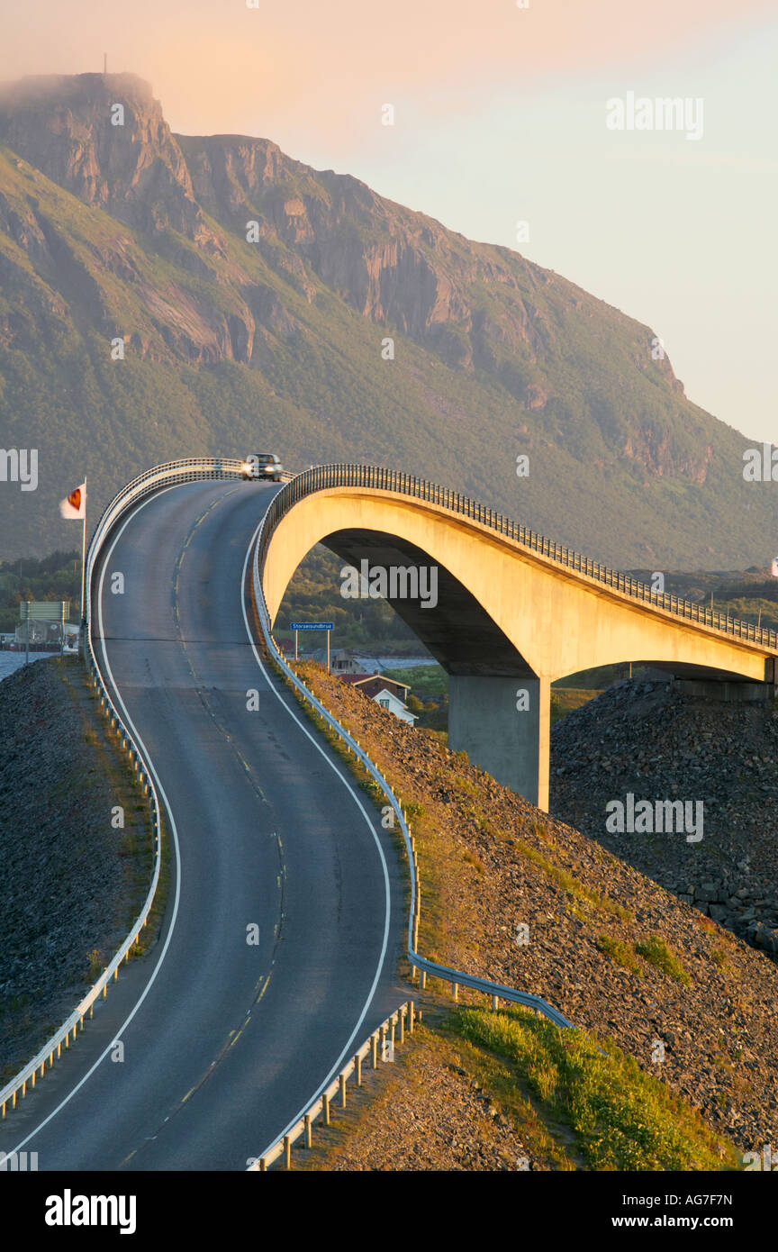 Il Atlantic Road More og Romsdal Norvegia con una vettura sul ponte Storseisundbrua Foto Stock