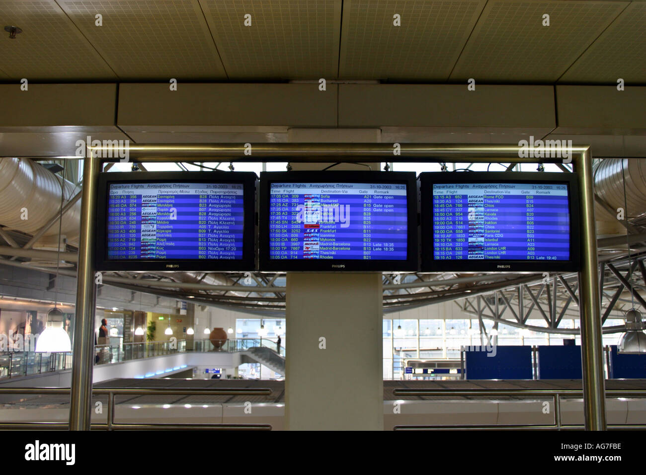 Eleftherios Venizelos Airport pubblica vista interna area check in volo su schermi TV MONITOR Atene Grecia Foto Stock
