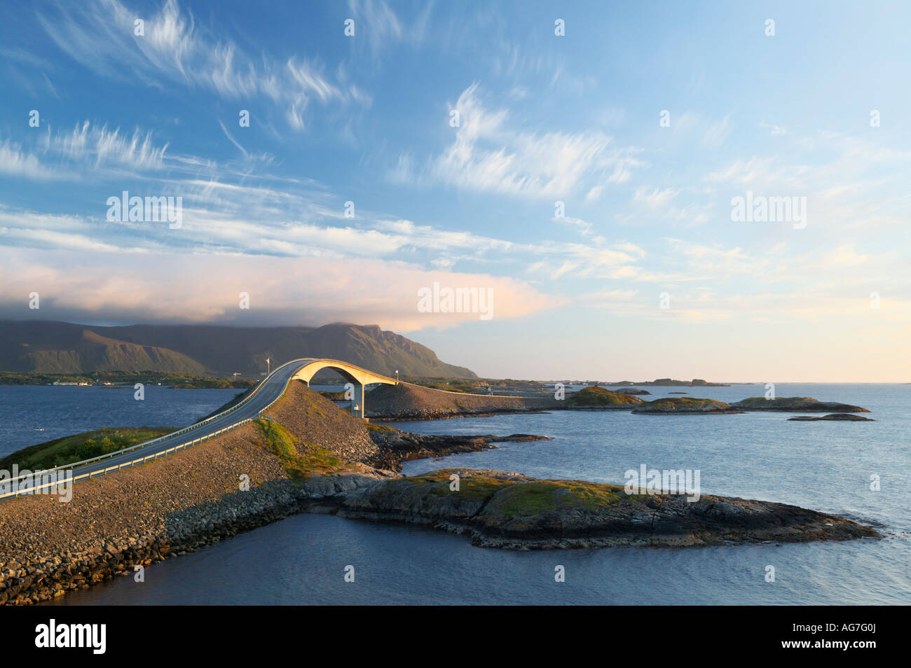 Il Atlantic Road More og Romsdal Norvegia vista del ponte Storseisundbrua Foto Stock