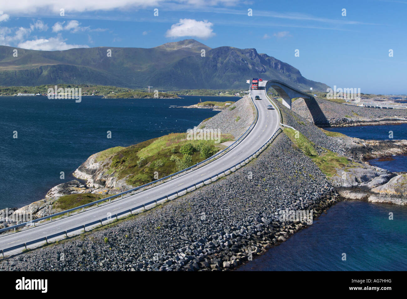 Il Atlantic Road More og Romsdal in Norvegia con un camion e automobili sul ponte Storseisundbrua Foto Stock