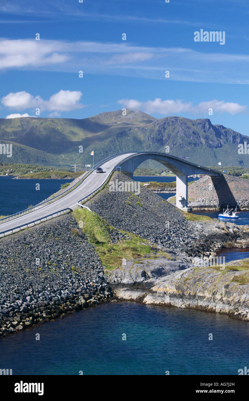 Il Atlantic Road More og Romsdal Norvegia con una vettura sul ponte Storseisundbrua Foto Stock
