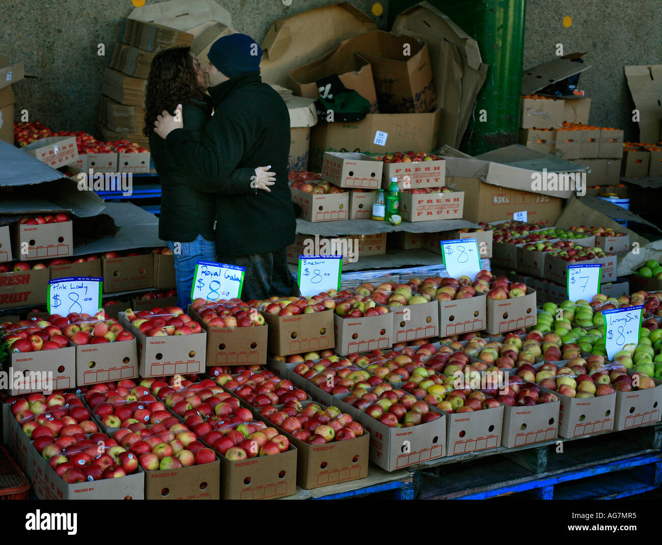 Scatole di diverse varietà di mele fresche in vendita in una città di mercato in stallo Foto Stock