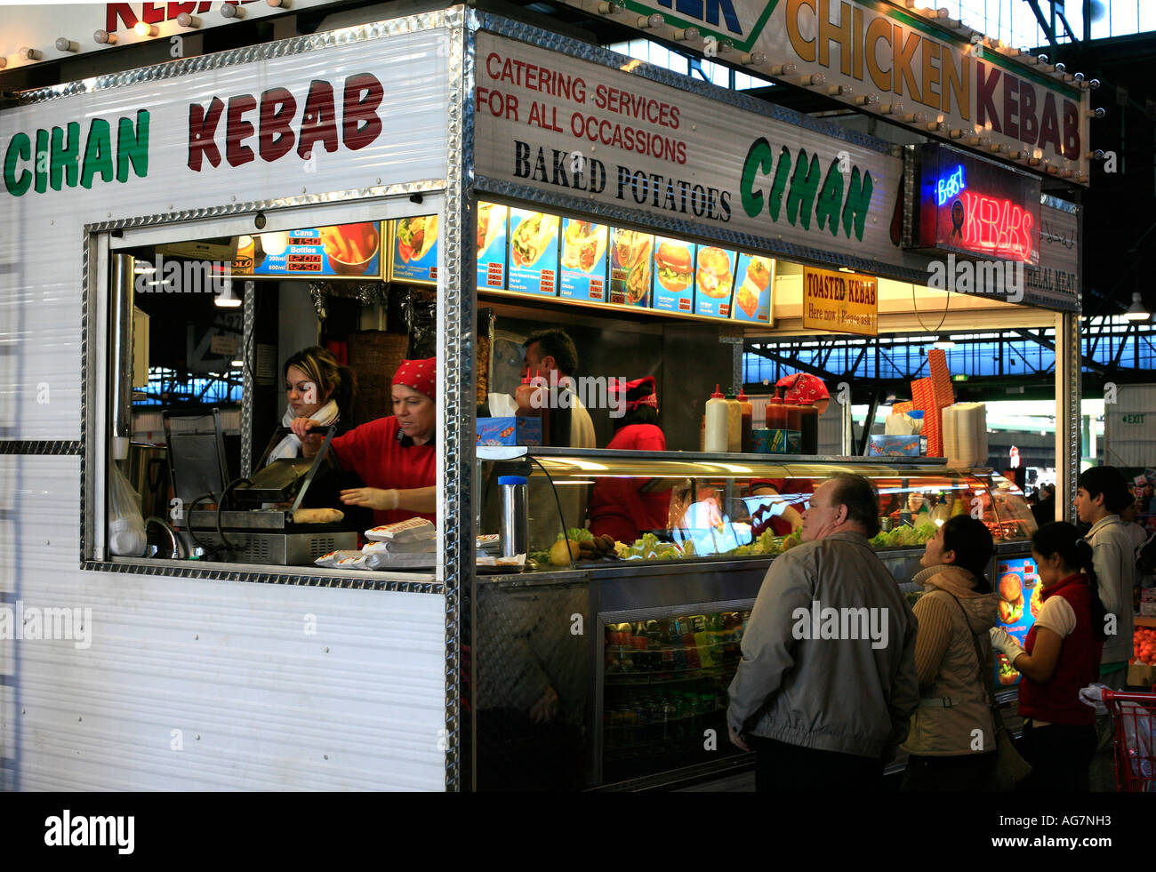 Un cibo da asporto stallo a Flemington mercati Sydney Australia riflette la diversità etnica della nazione Foto Stock