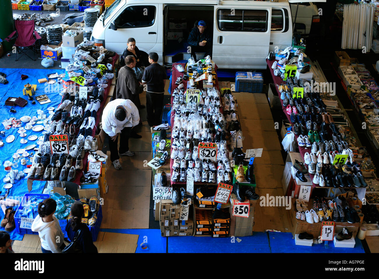 Centinaia di paia di scarpe per la vendita su un mercato delle pulci in Western Sydney Australia Foto Stock