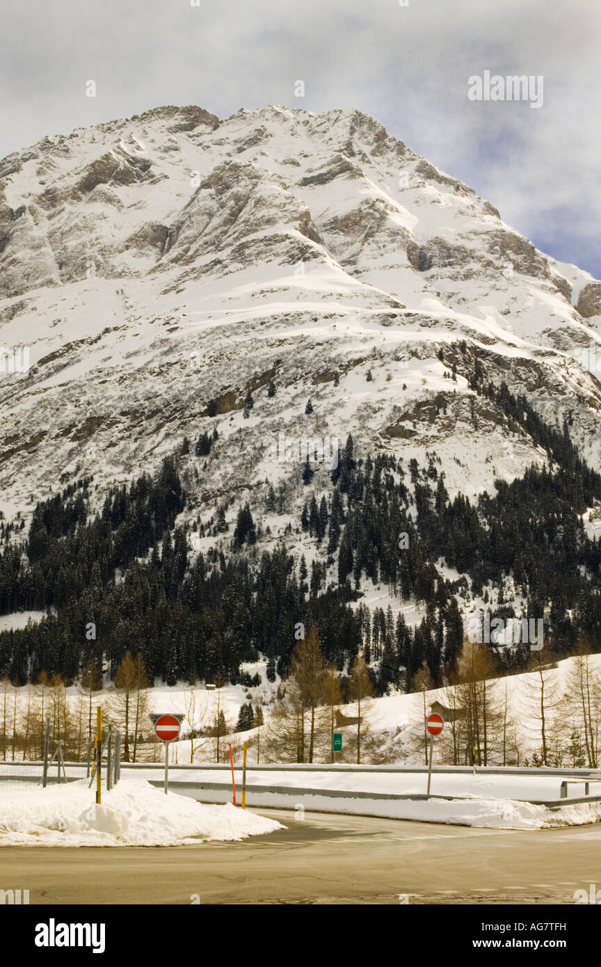 Snowy scena con la montagna e nessuna voce segni sulla strada Foto Stock