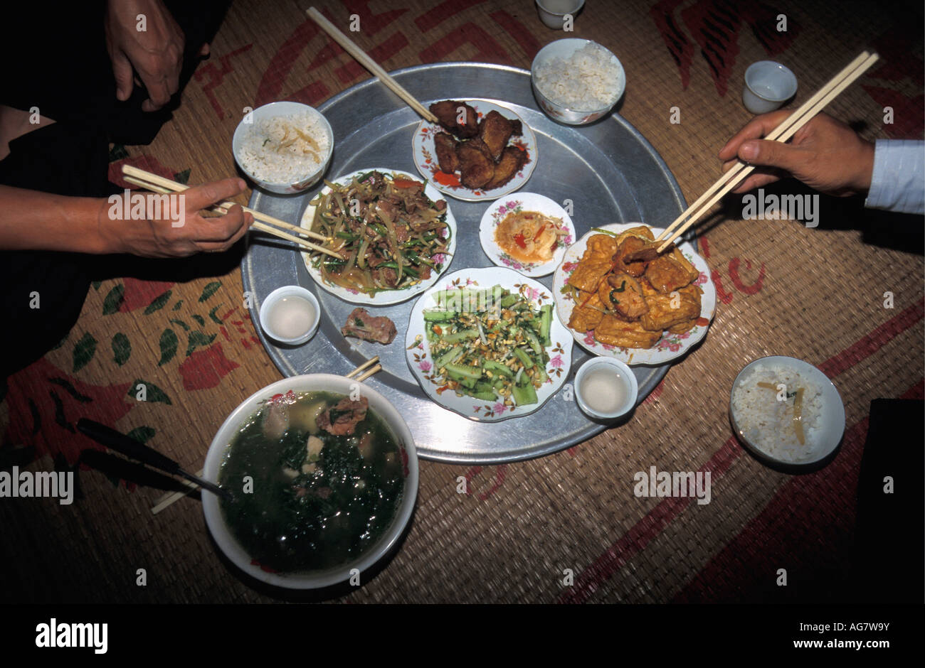 Il Vietnam Mai Chau: turistici e la popolazione locale con cibo e bevande Foto Stock