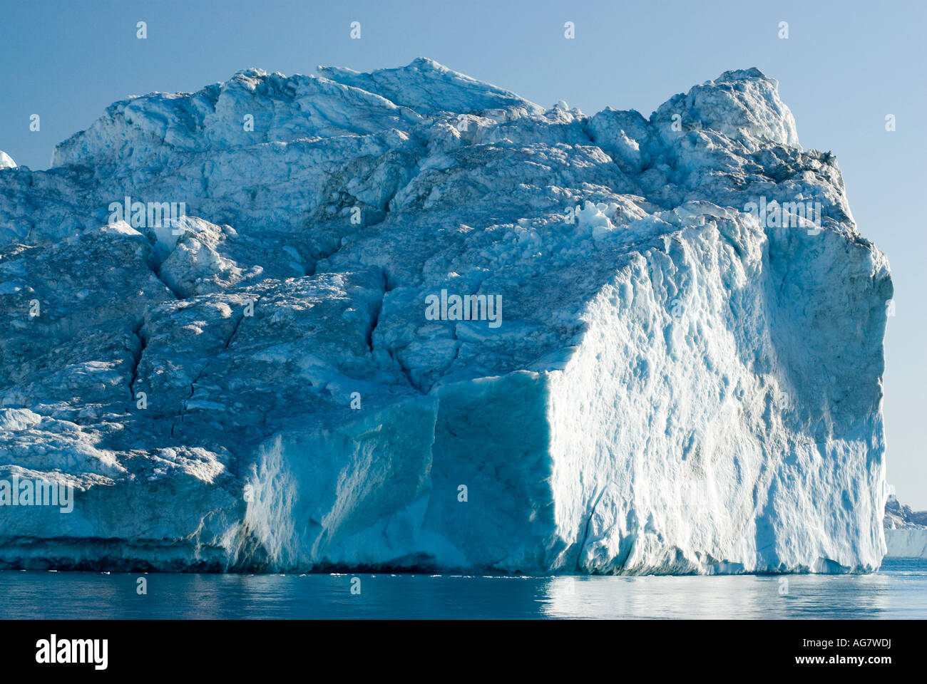 Enormi iceberg blu intrecciato Icefjeldsbanken sulla baia di Disko Ilulissat o Jacobshavn Groenlandia sito patrimonio mondiale Foto Stock