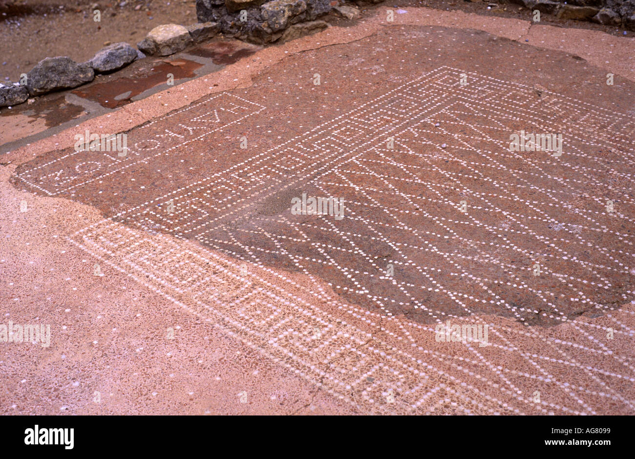 Greco pavimento a mosaico di una sala banchetti con una iscrizione greca a Empuries, Costa Brava, Spagna. Foto Stock
