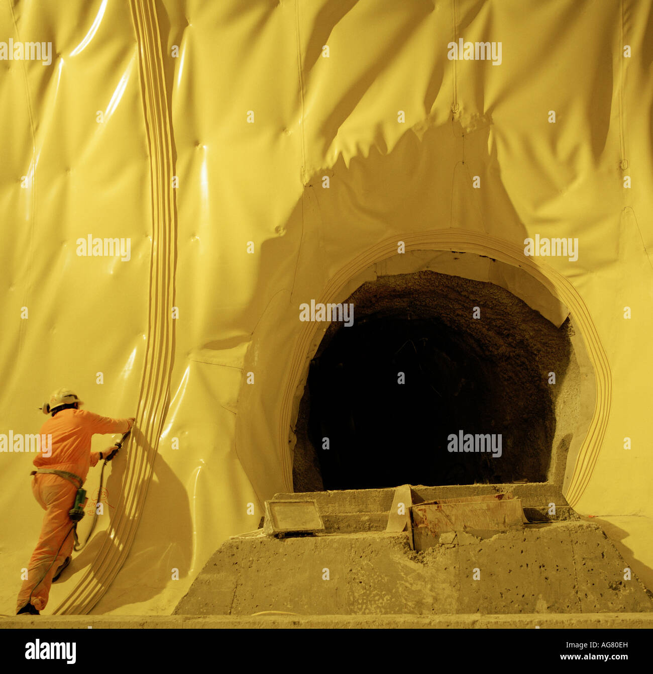 Channel Tunnel engineer installa un impermeabile di rivestimento in PVC in un tunnel ferroviario prima di calcestruzzo permanente rivestimento essendo costruito. Foto Stock