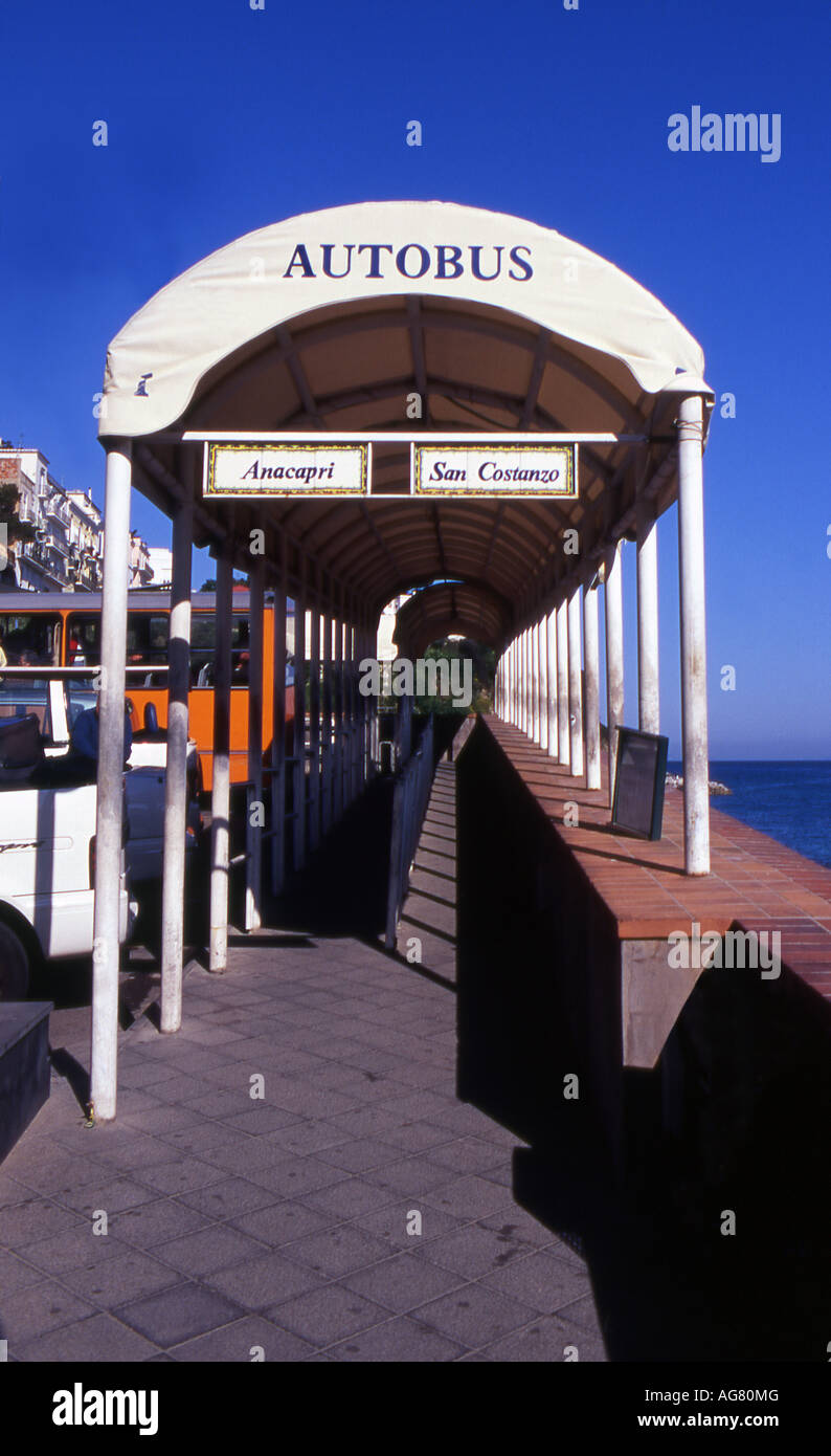 Autobus di linea Area di attesa sulla isola di Capri ITALIA Foto Stock