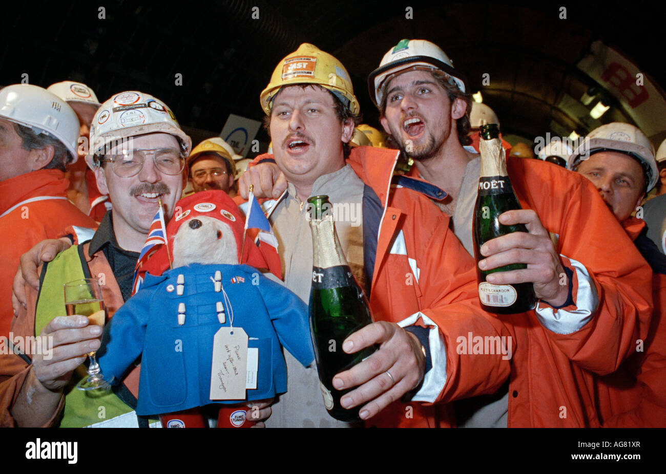 In Francia e nel Regno Unito Channel Tunnel tecnici e lavoratori celebrare seguendo la storica undersea tunnel di servizio innovativo evento. Foto Stock