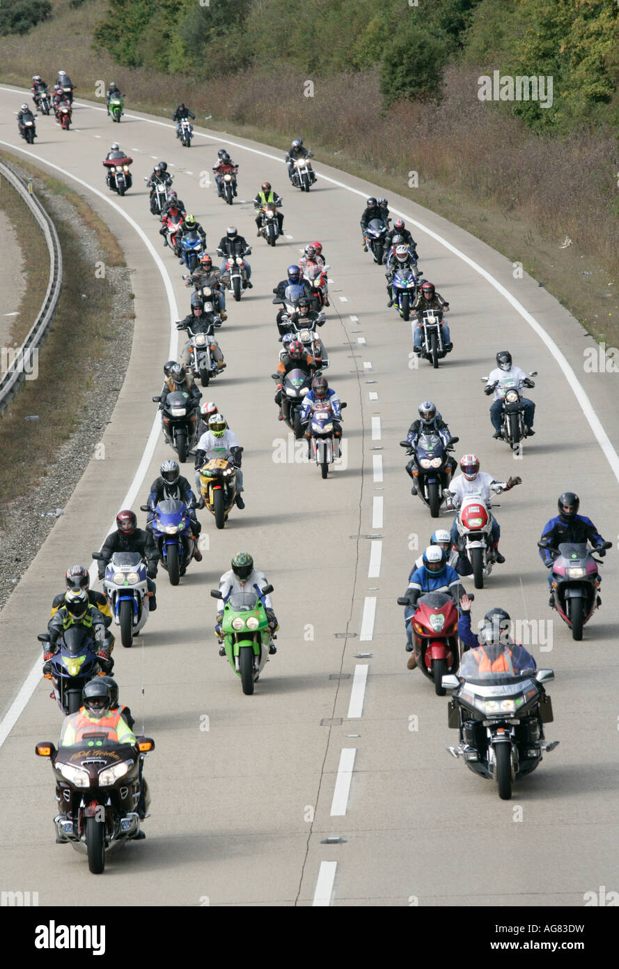 Centinaia di motociclisti sul loro modo di Harwich durante una carità correre per raccogliere fondi per la Essex Air Ambulance, Essex, Inghilterra, Regno Unito Foto Stock