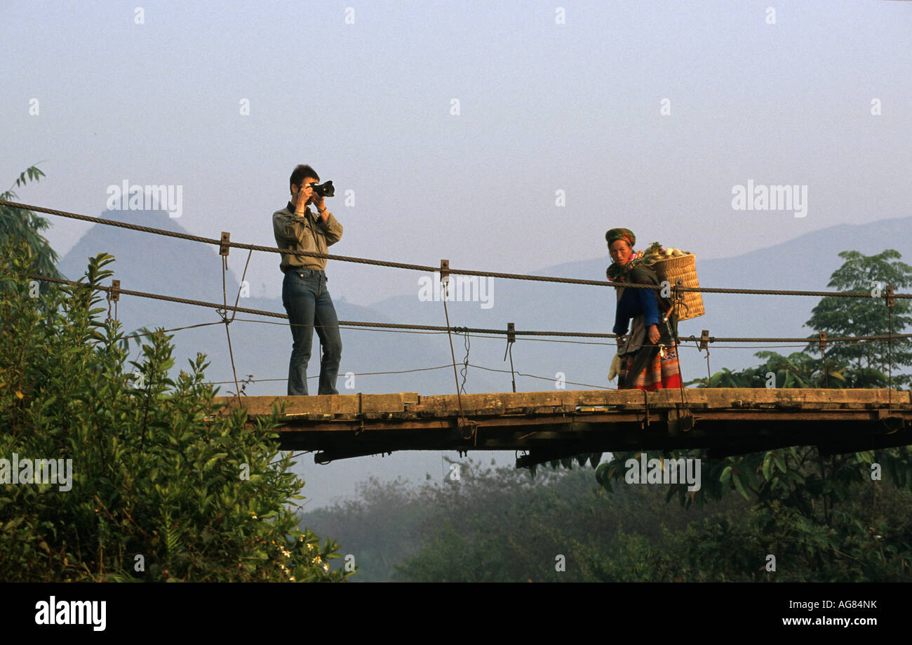 Il Vietnam ha Bac Hmong tribali collina attraversando Ponte di sospensione. Fotografo Marjolijn van Steeden prendendo l'immagine. Foto Stock
