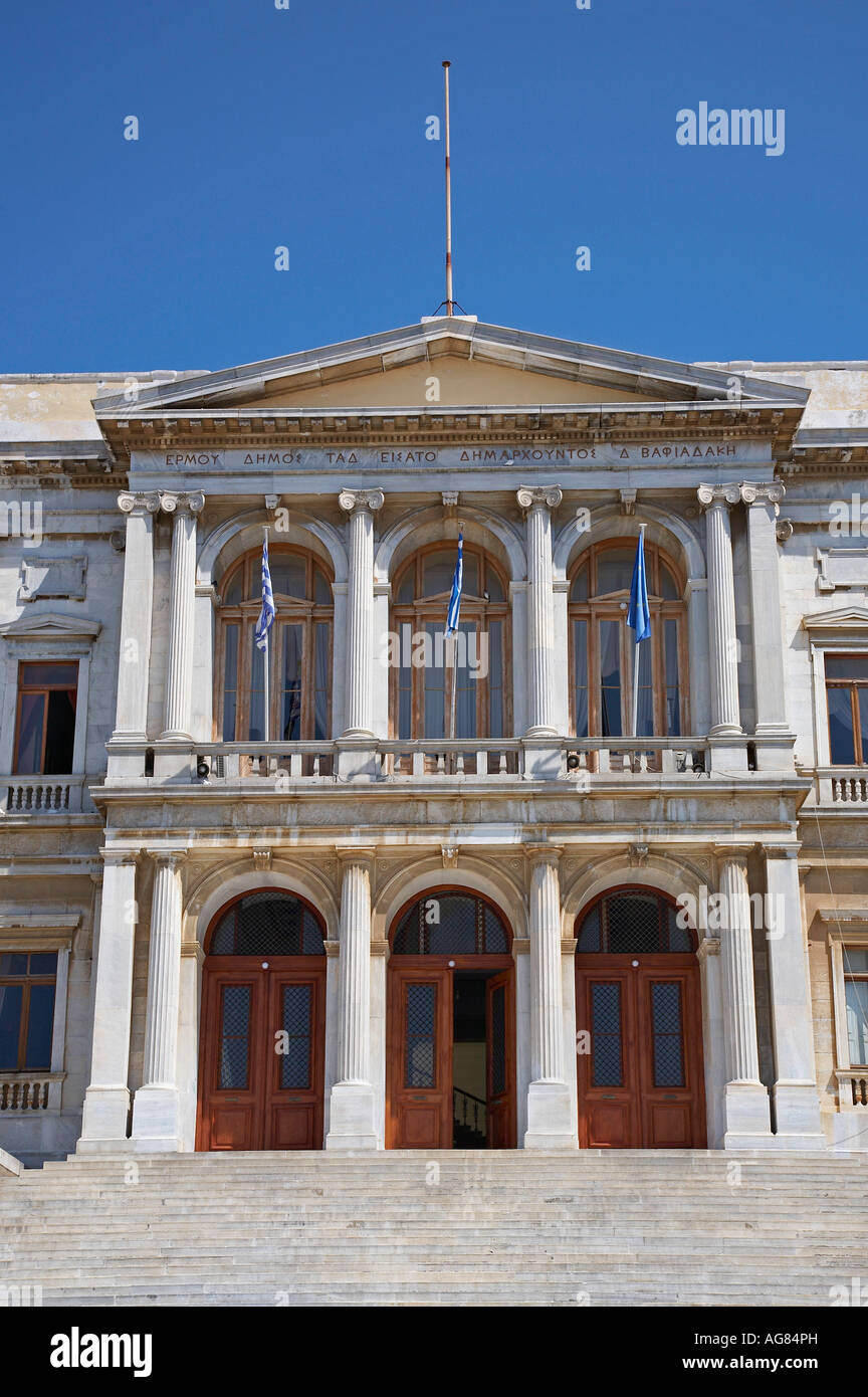 Il municipio di Ermoupoli, Syros al mattino Foto Stock