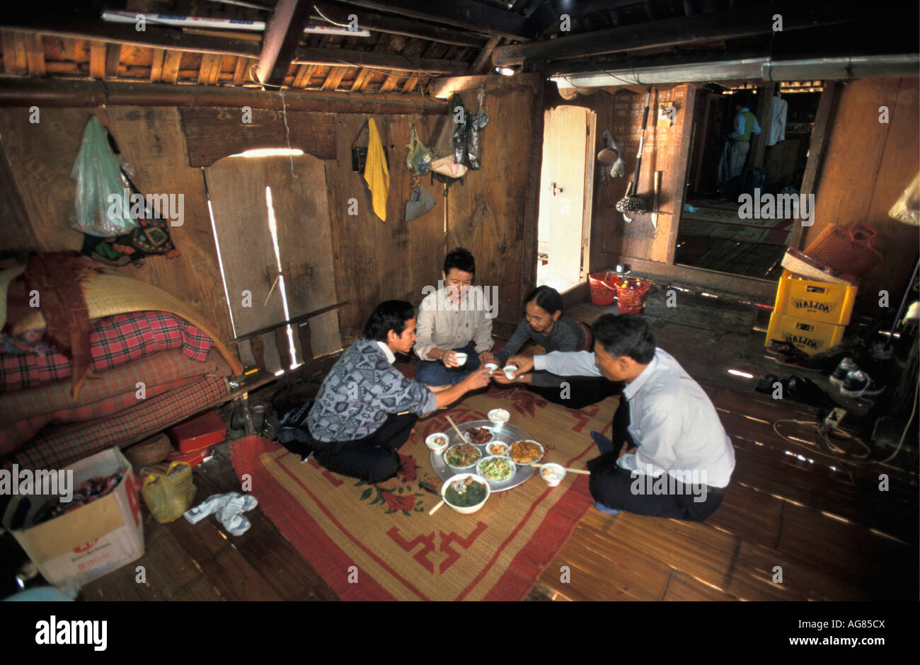 Il Vietnam Mai Chau: turistici e la popolazione locale la tostatura Foto Stock