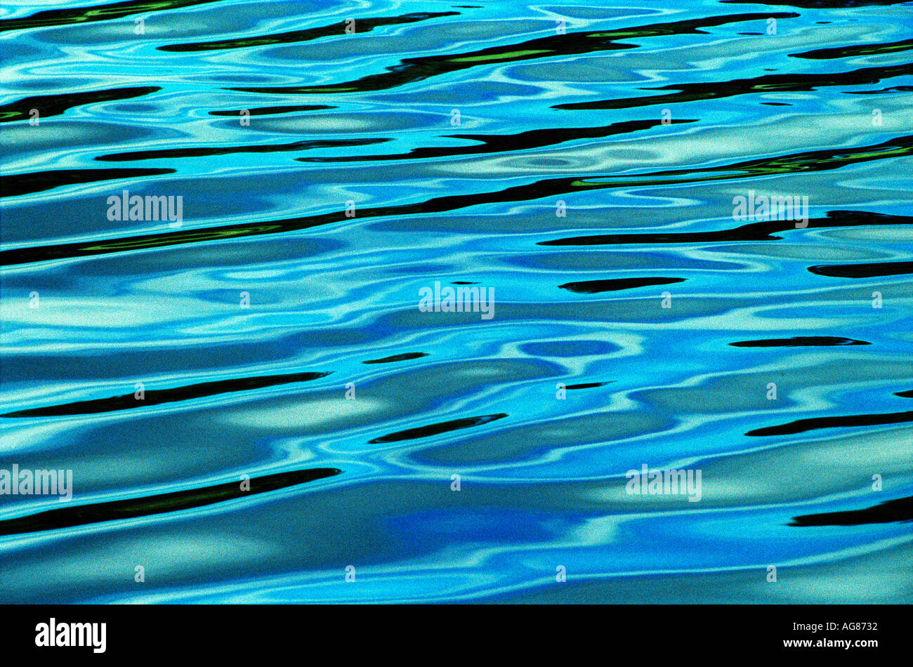 Increspature dell'acqua che riflette il cielo blu Foto Stock