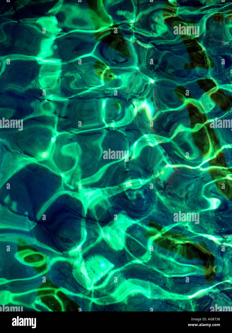Increspature dell'acqua in un chiaro rock pool Foto Stock