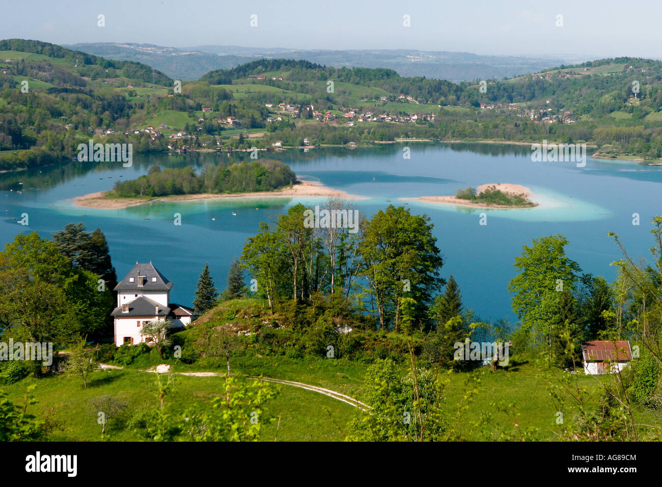 Lago nel mezzo di una popolata area verde Foto Stock