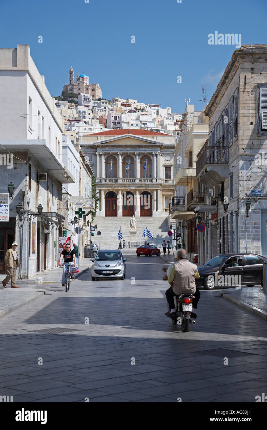 Il municipio di Ermoupoli, Syros al mattino Foto Stock