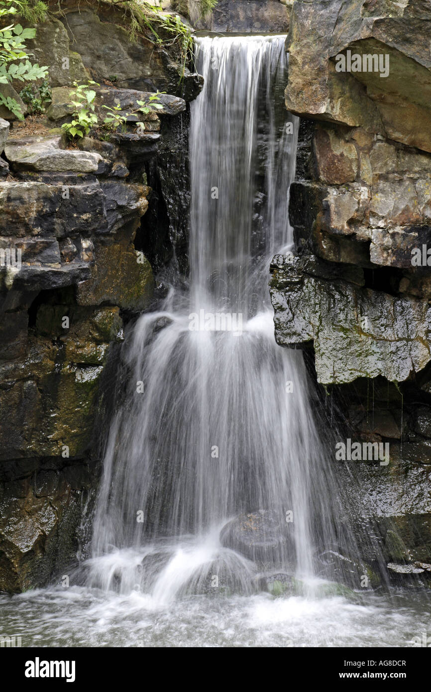 La cascata nel giardino cinese del Giardino Botanico, in Germania, in Renania settentrionale-Vestfalia, la zona della Ruhr, Bochum Foto Stock