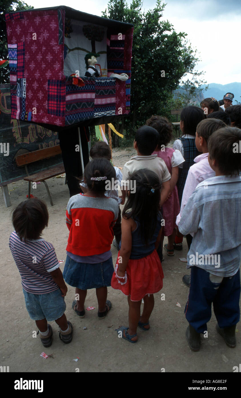 El Salvador.I bambini a uno spettacolo di marionette in un villaggio nelle highlands Foto Stock