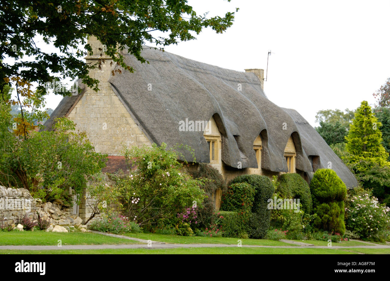 Inglese - cottage con tetto in paglia in cottage grazioso villaggio di Cotswolds di Chipping Campden Gloucestershire England Regno Unito Foto Stock