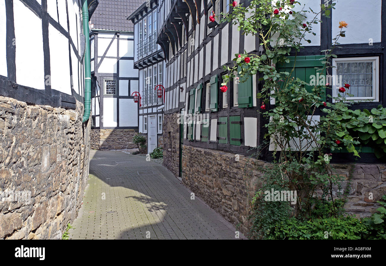 Piccolo vicolo tra case con travi di legno nel centro storico, in Germania, in Renania settentrionale-Vestfalia, la zona della Ruhr, Hattingen Foto Stock
