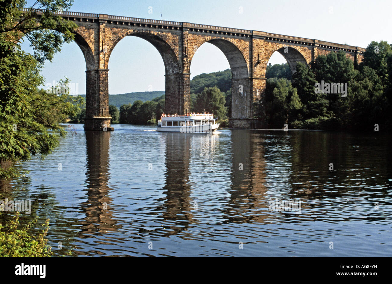 Vista sul viadotto sul fiume Ruhr con il tour nave Friedrich Harkort dalla valle della Ruhr modo bicicletta, Germania nord R Foto Stock