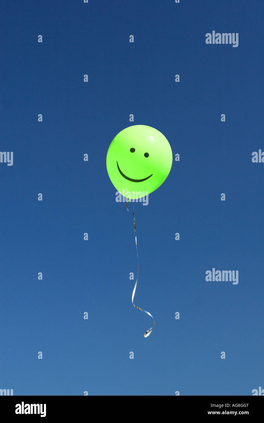 Verde di ballon smiley nel cielo blu Foto Stock