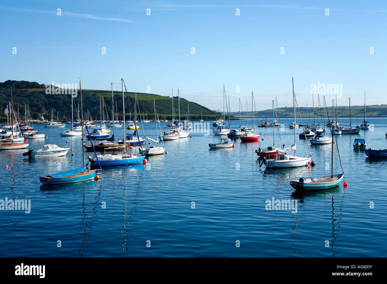 Barche ormeggiate sul fiume Fal in Falmouth, Cornwall Regno Unito. Calma profondo colore blu l'acqua. Foto Stock