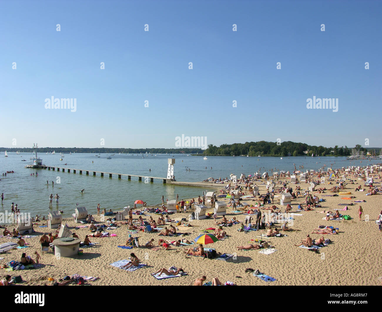 Affollata la balneazione al Strandbad Wannsee (spiaggia balneare), Grunewald, Berlino Foto Stock